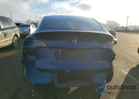 2024 Tesla Model Y z USA, uszkodzony, nr VIN 7SAYGDEE6RF081145